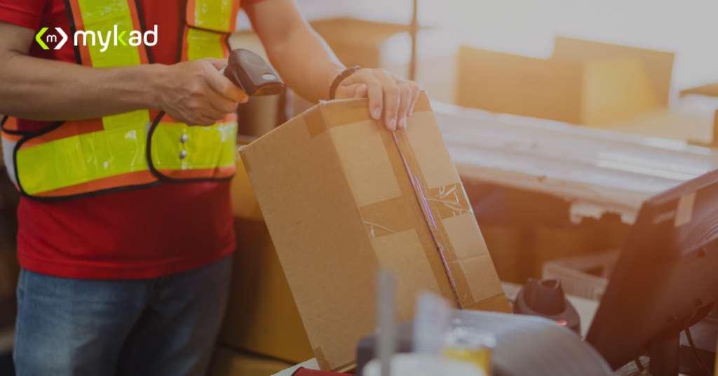 Boite qui se fait scanner par un agent de Postes Canada